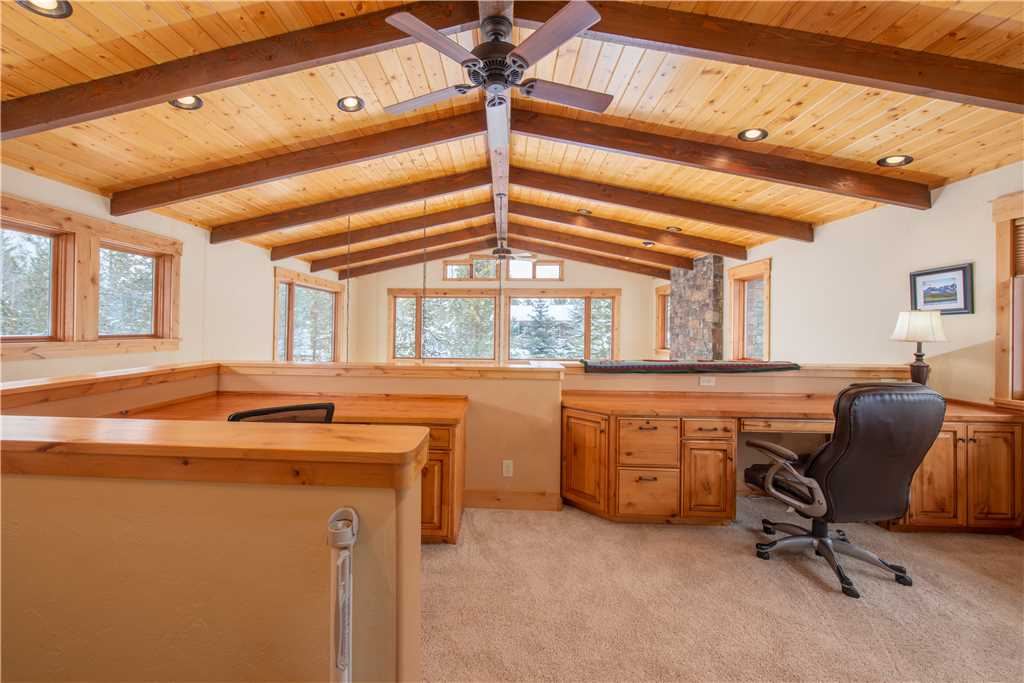 Loft with 2 Desks