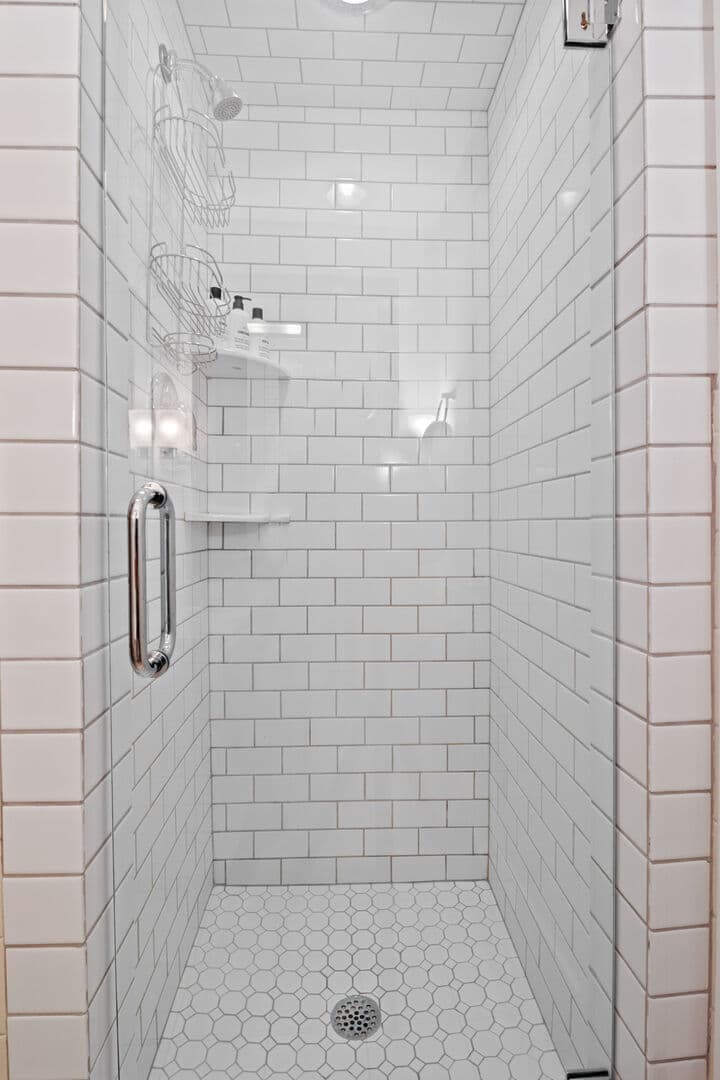 Upper Level Bath w/ Shower