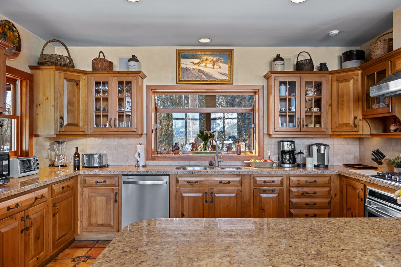 Kitchen w/ Breakfast Bar