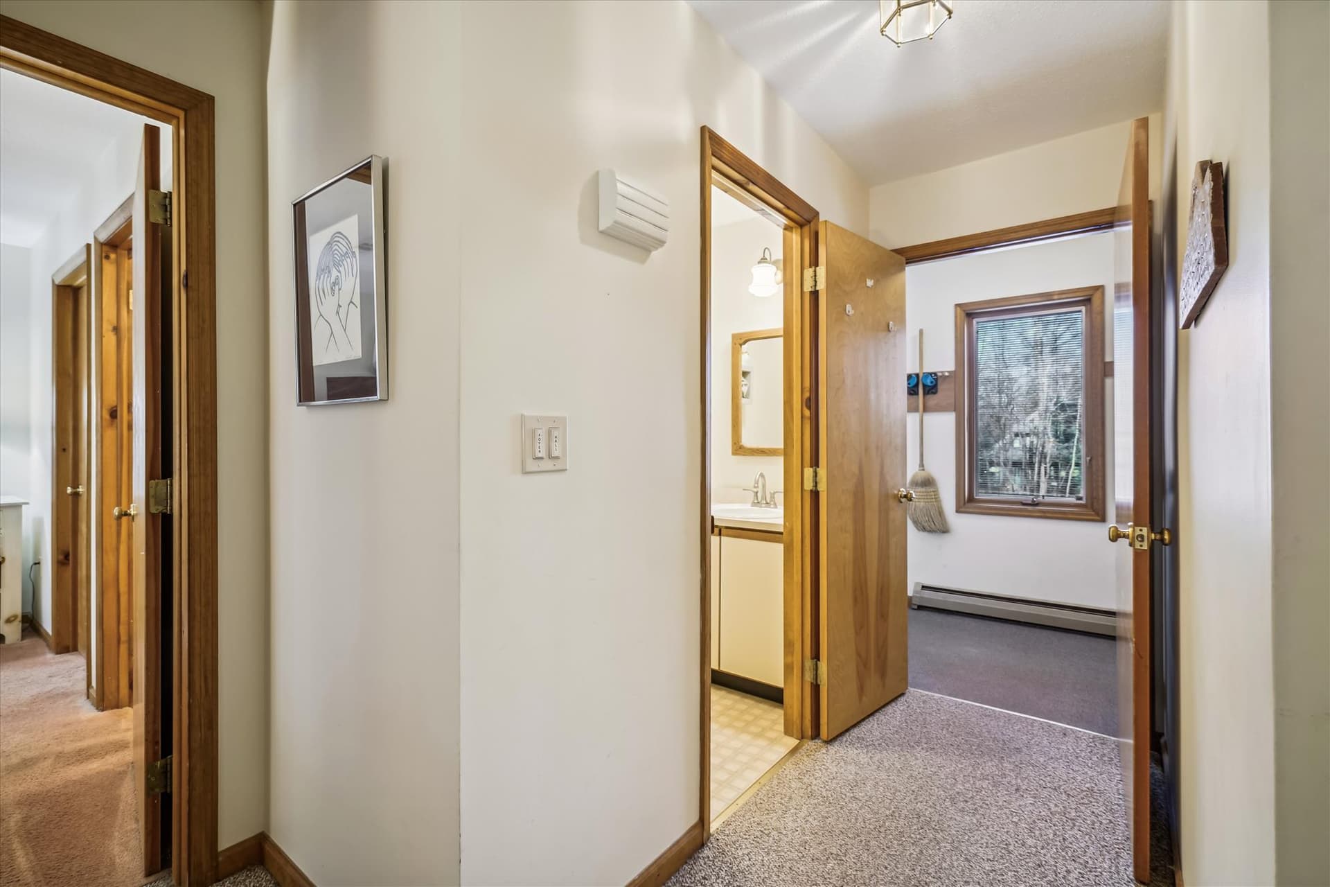 Come on in and enjoy this townhouse.