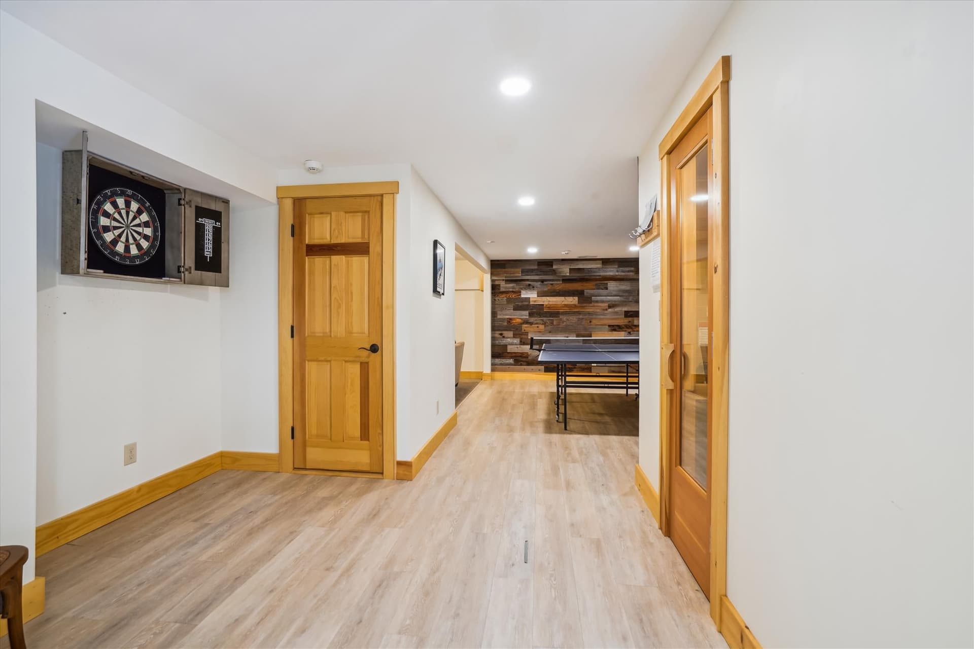 Entertainment space with a ping pong table. Always time for a little competition.