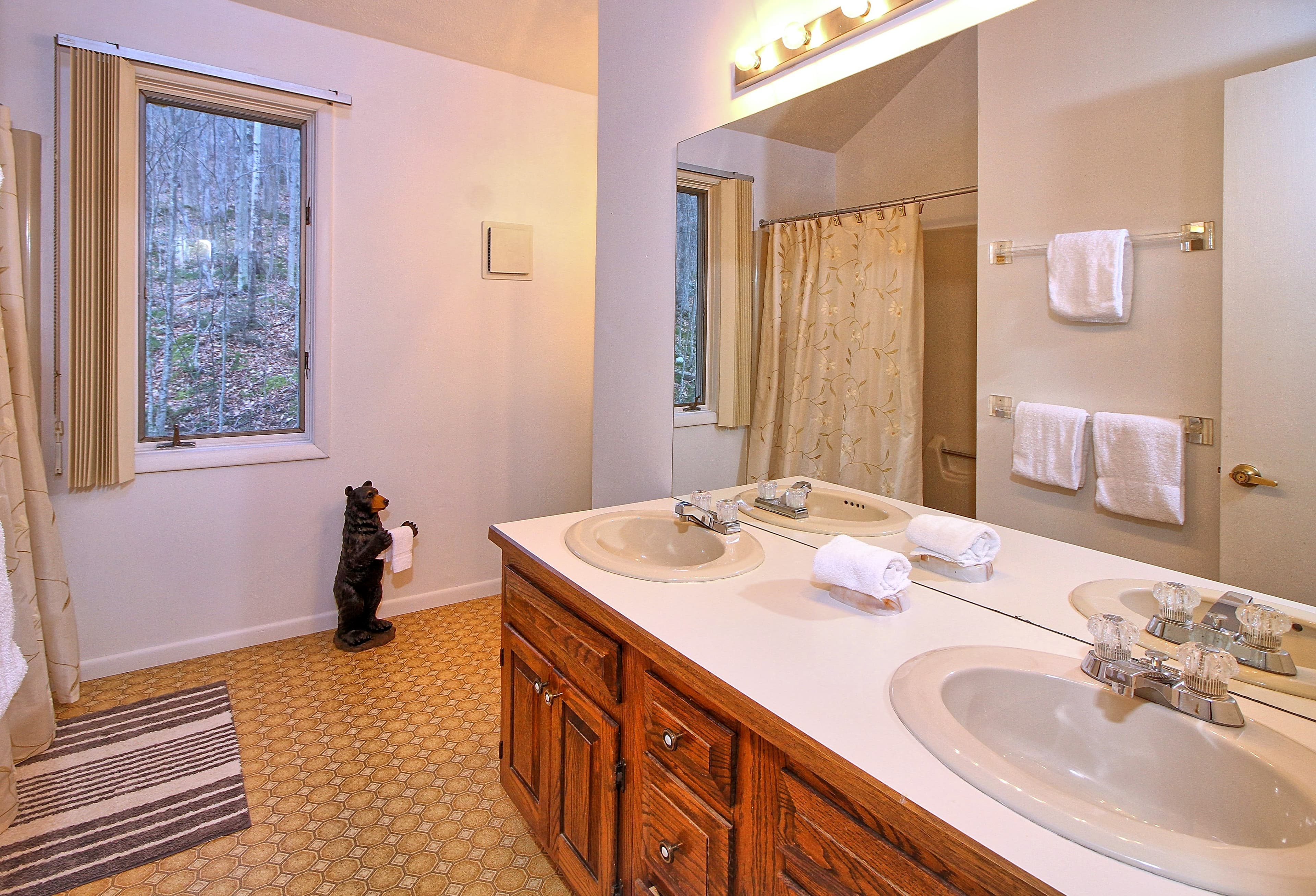 nicely lit full bathroom
