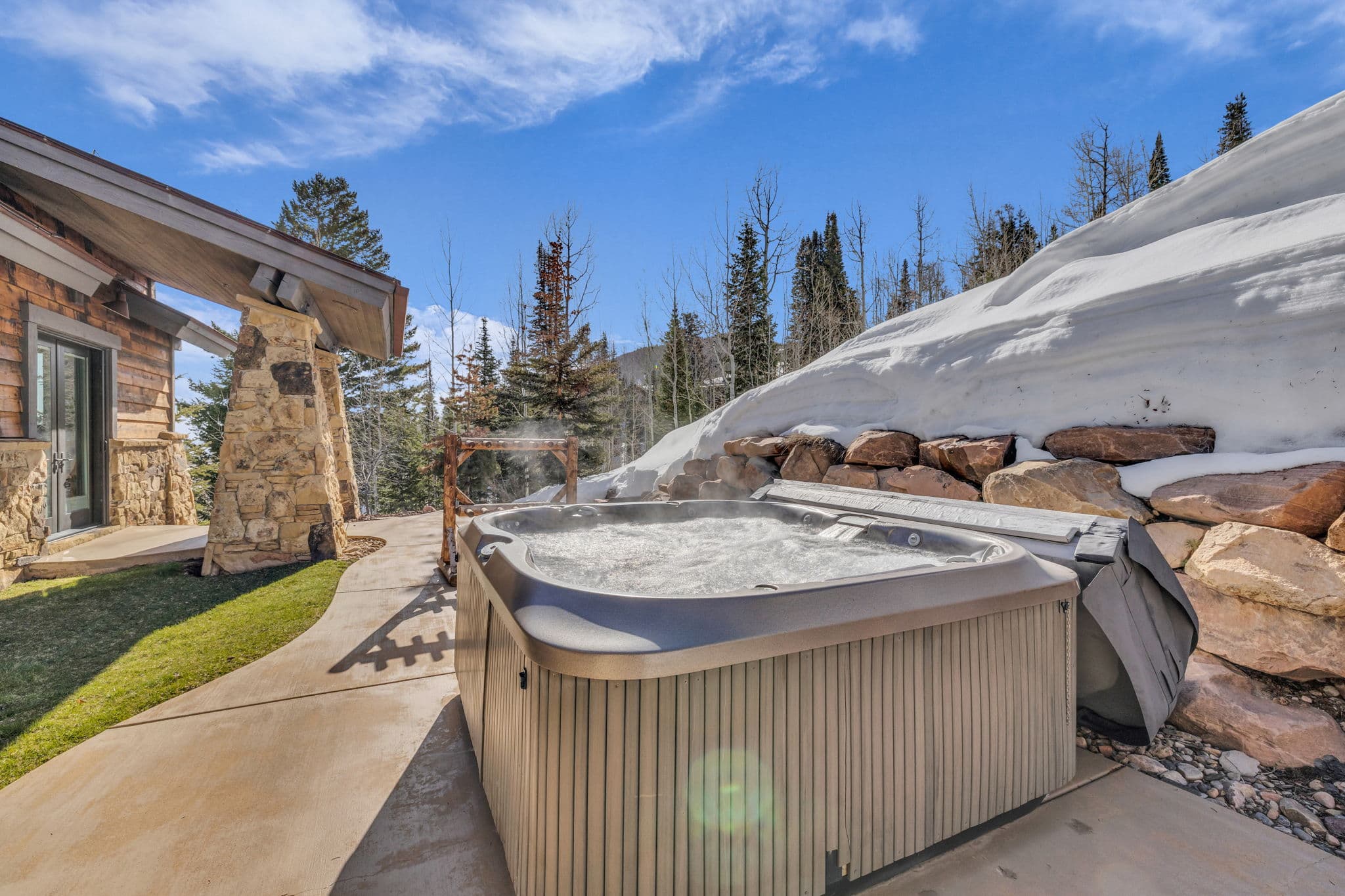 view of hot tub with the mountains in the distance