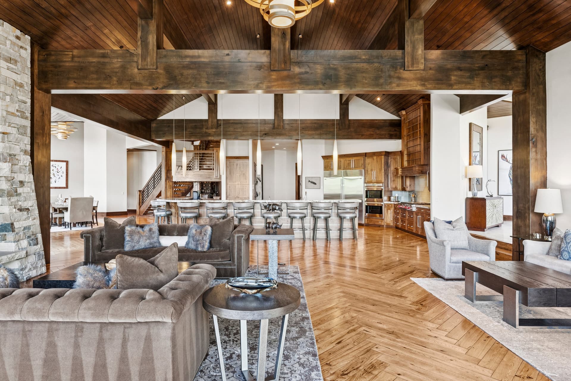 lots of entertaining space at grandview