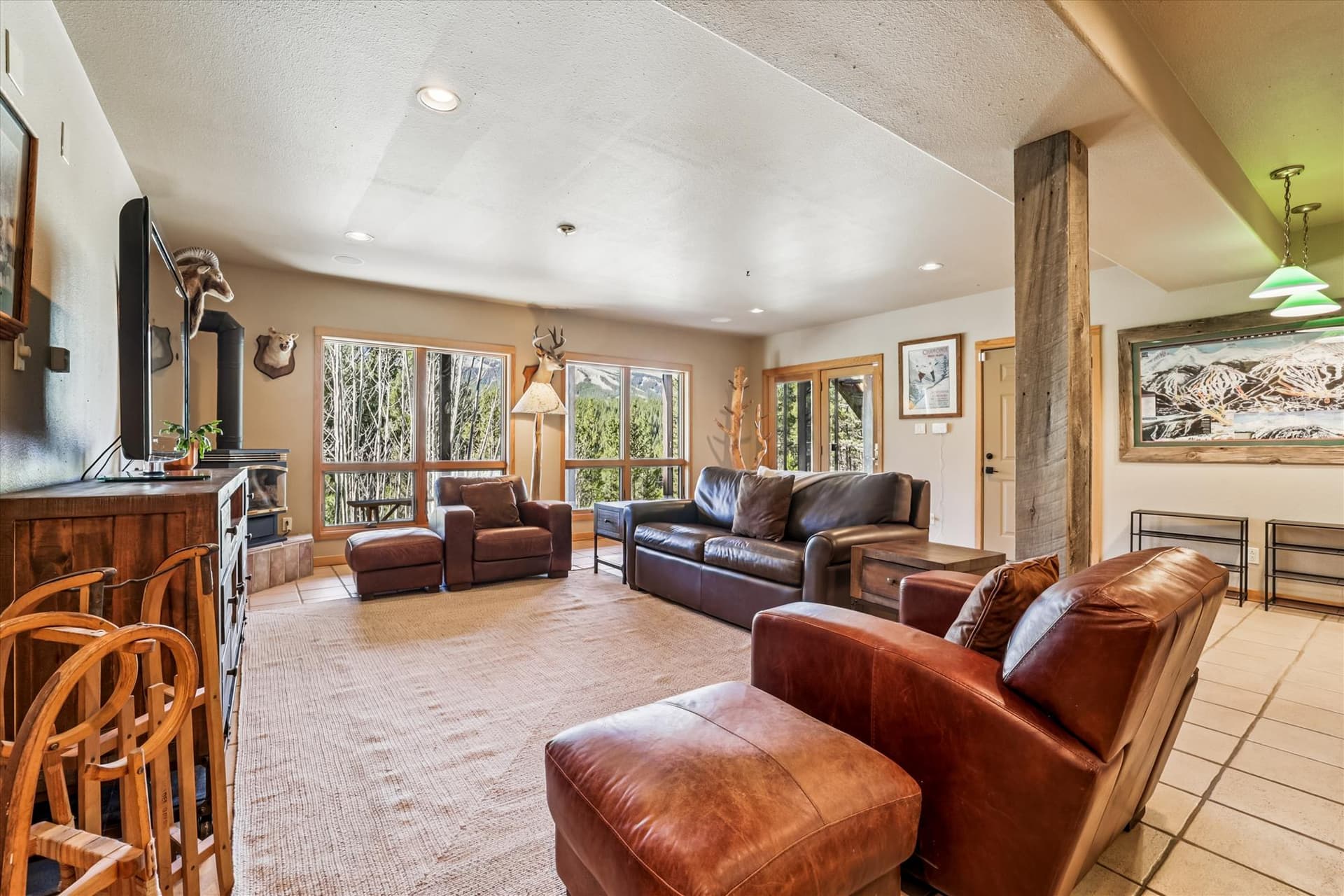 Living Area - Mountain Serenity Retreat - Blue River Vacation Rental