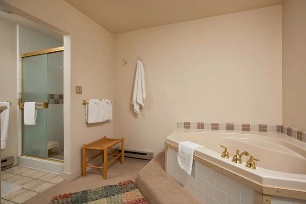 Deep Soaking Bathtub