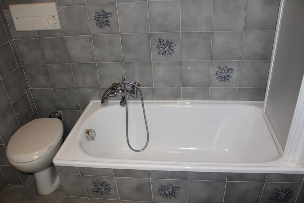 Deep Soaking Bathtub