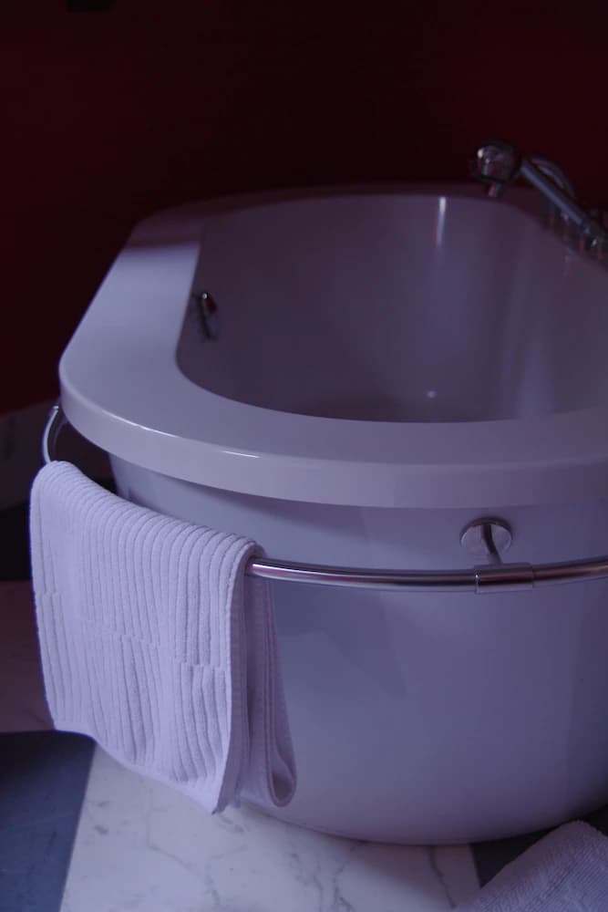 Deep Soaking Bathtub