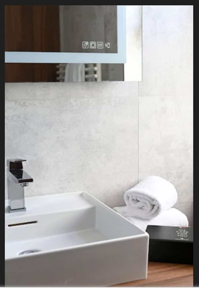 Bathroom sink