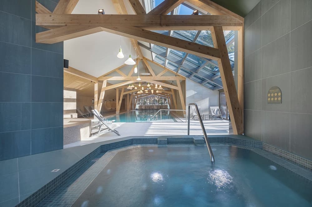 Indoor spa tub