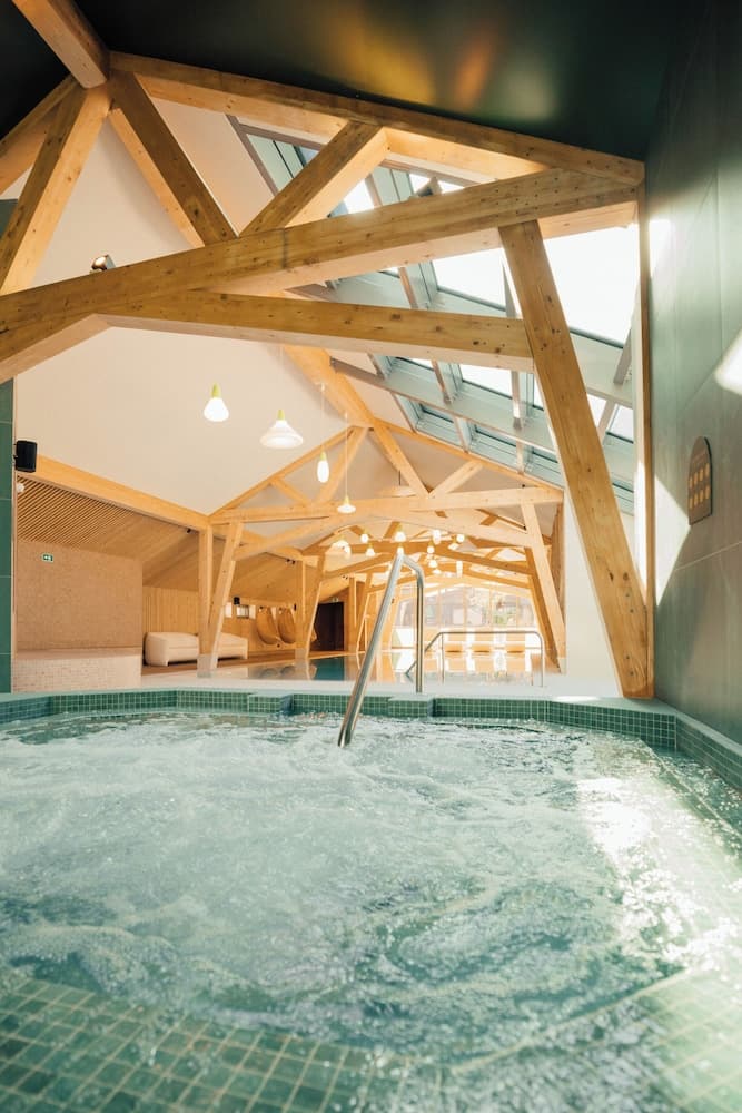 Indoor spa tub