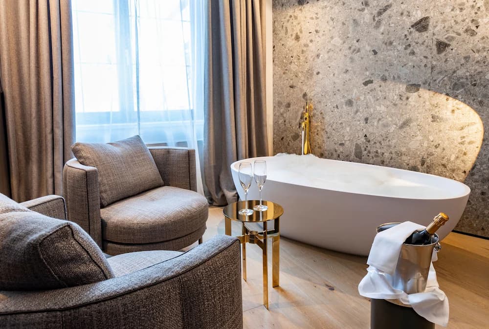 Deep soaking bathtub