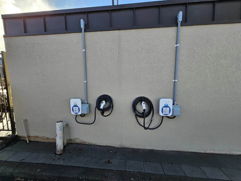 Electric vehicle charging station