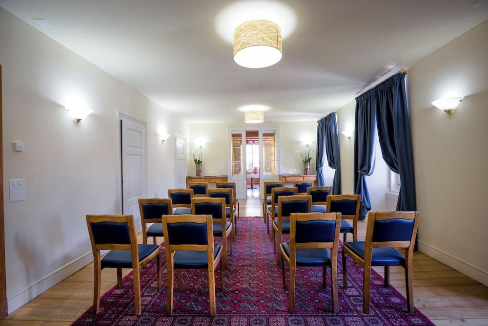 Meeting facility