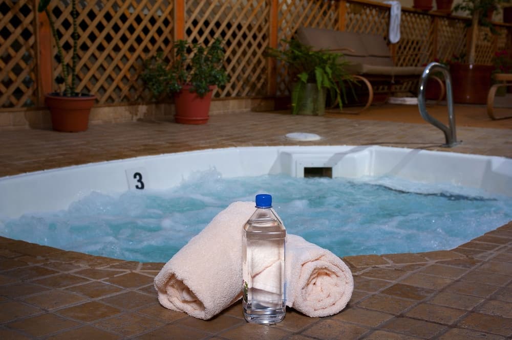 Indoor spa tub