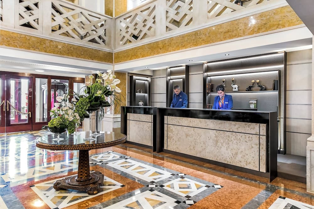 Lobby lounge