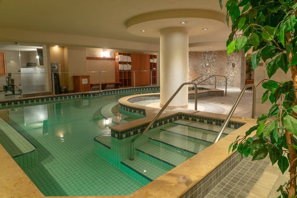 Indoor spa tub