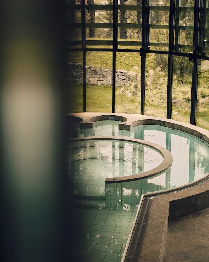 Indoor spa tub