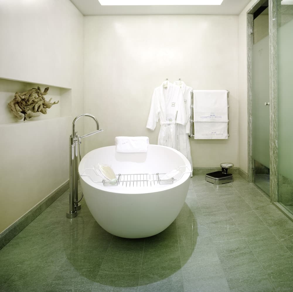 Deep soaking bathtub