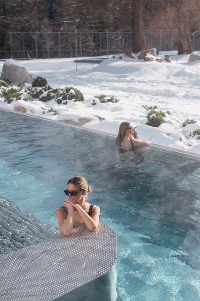 Indoor/outdoor pool