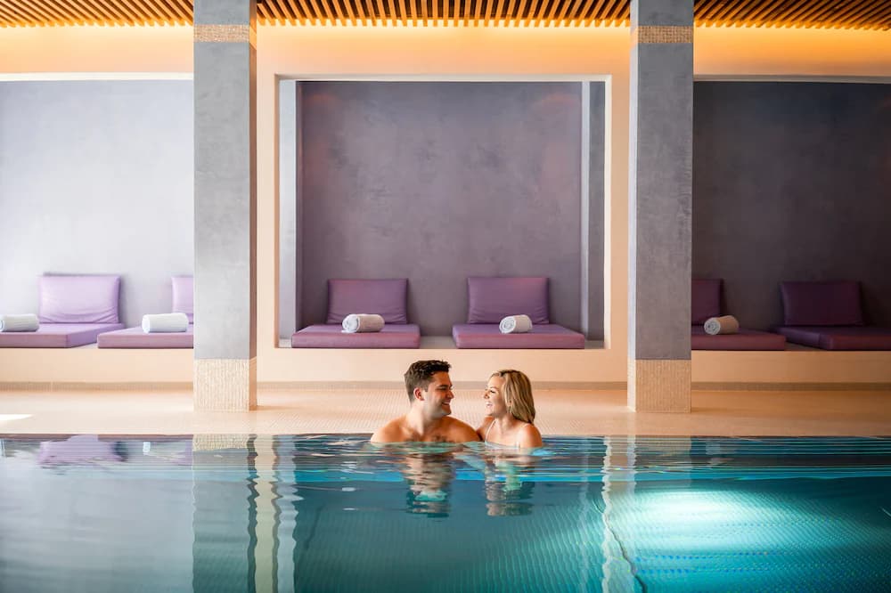 Indoor spa tub
