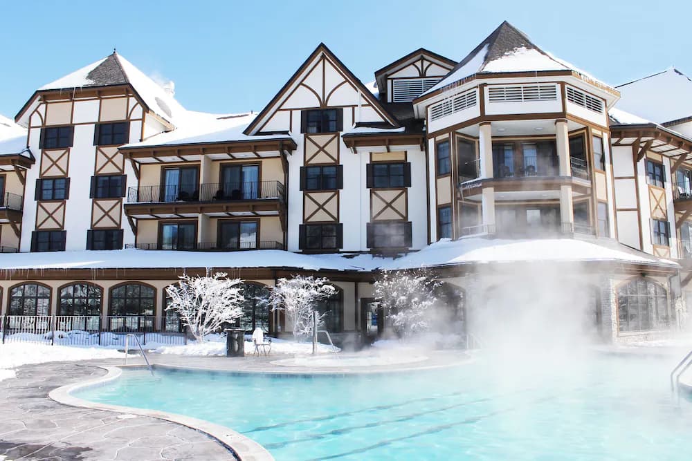 Indoor/outdoor pool