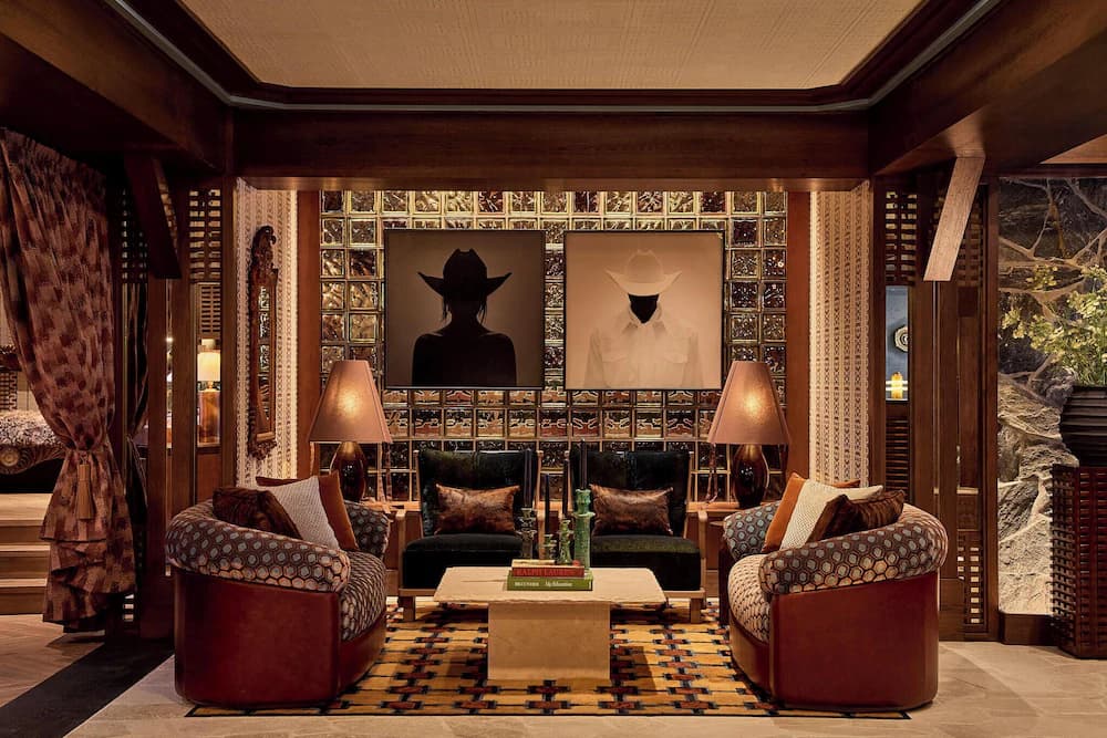 Lobby lounge