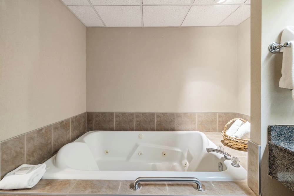Jetted tub