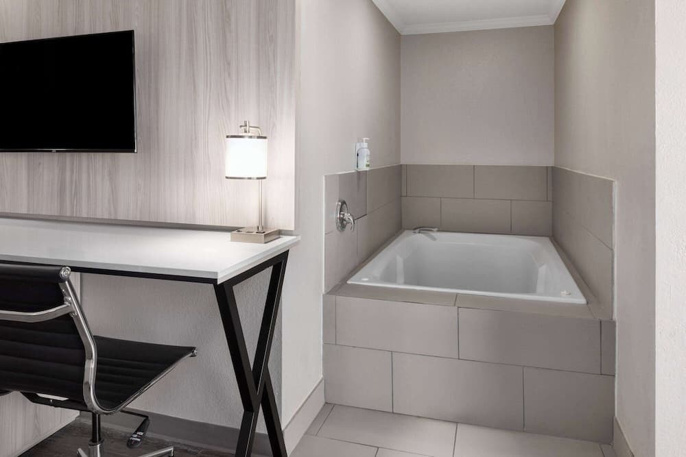 Jetted tub