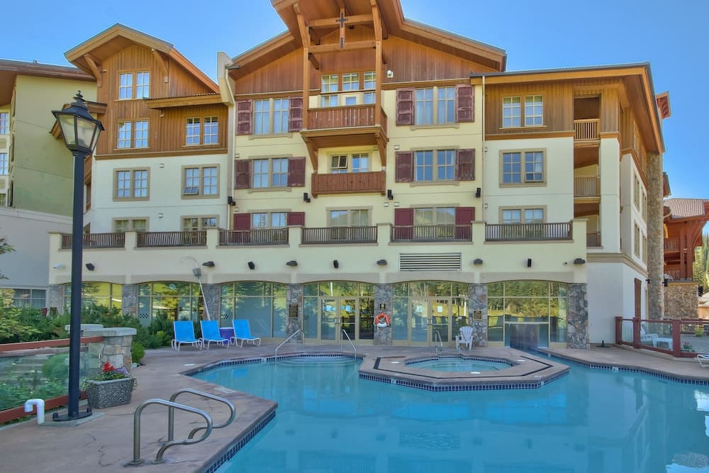 Indoor/outdoor pool