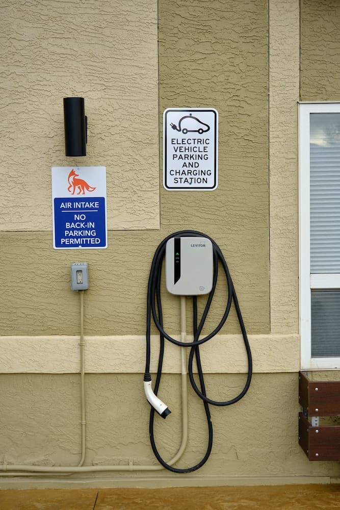 Electric vehicle charging station