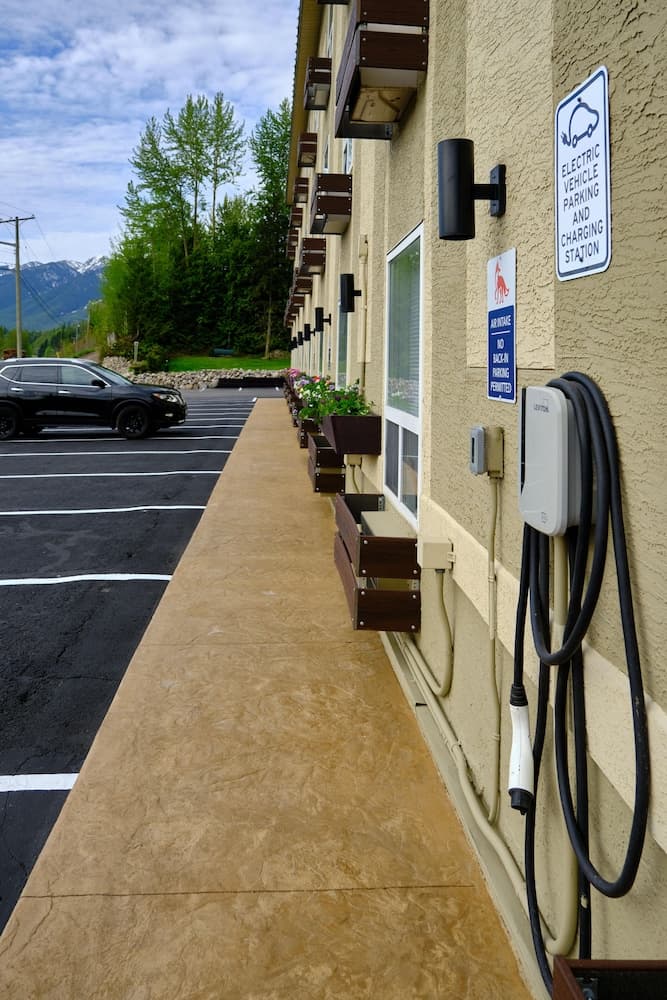Electric vehicle charging station