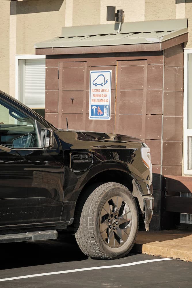 Electric vehicle charging station