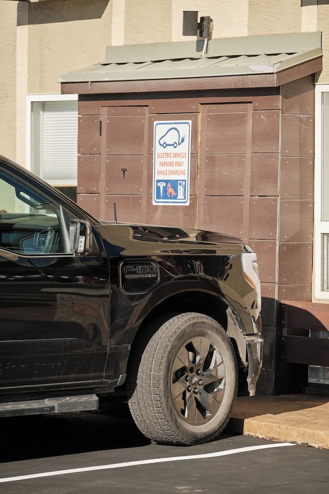 Electric vehicle charging station
