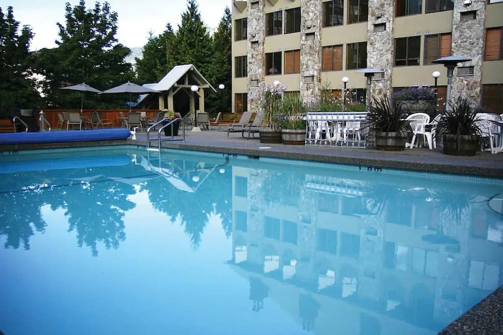 Indoor/outdoor pool