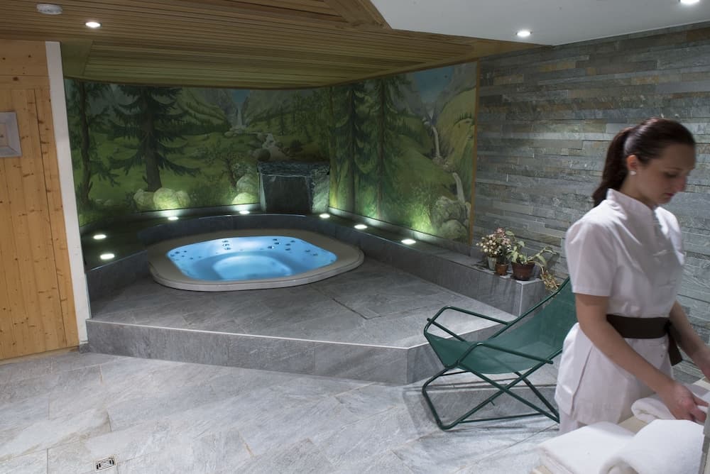 Indoor spa tub