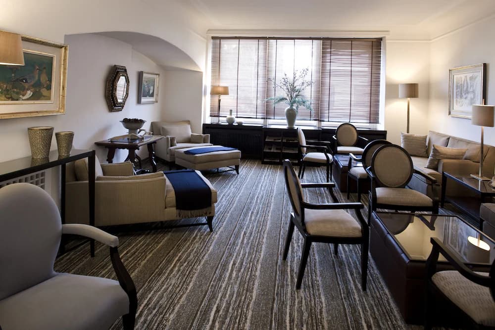 Lobby lounge