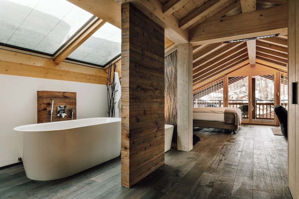 Deep soaking bathtub