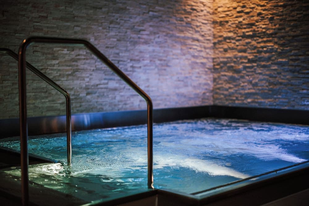 Jetted tub