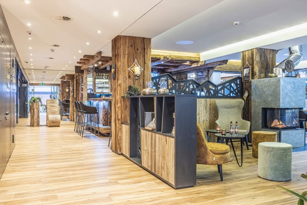 Lobby lounge