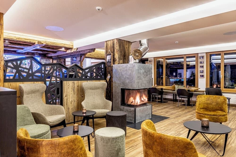 Lobby lounge