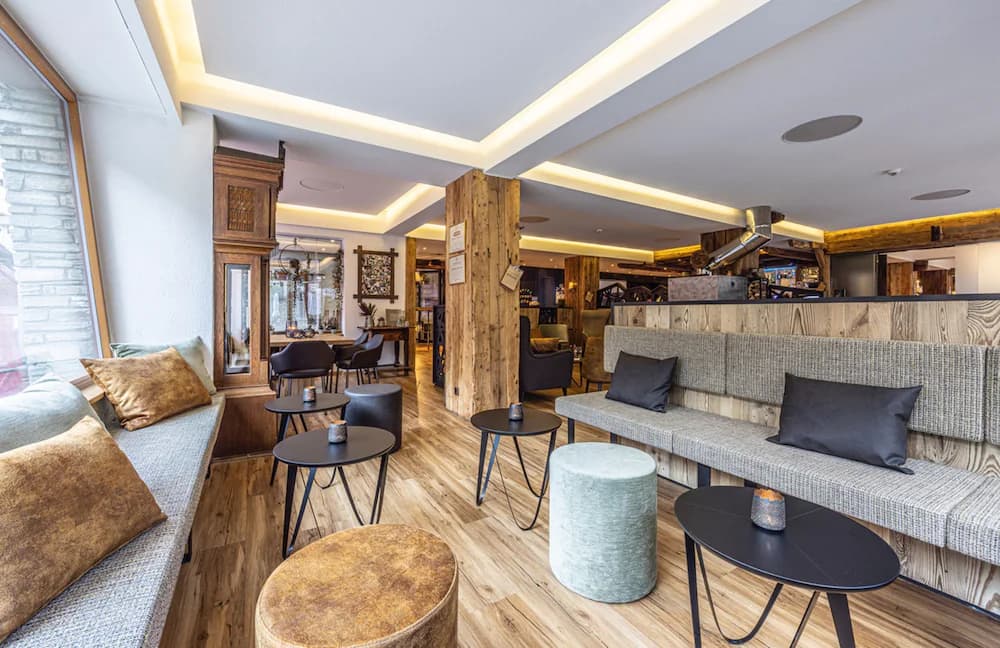 Lobby lounge