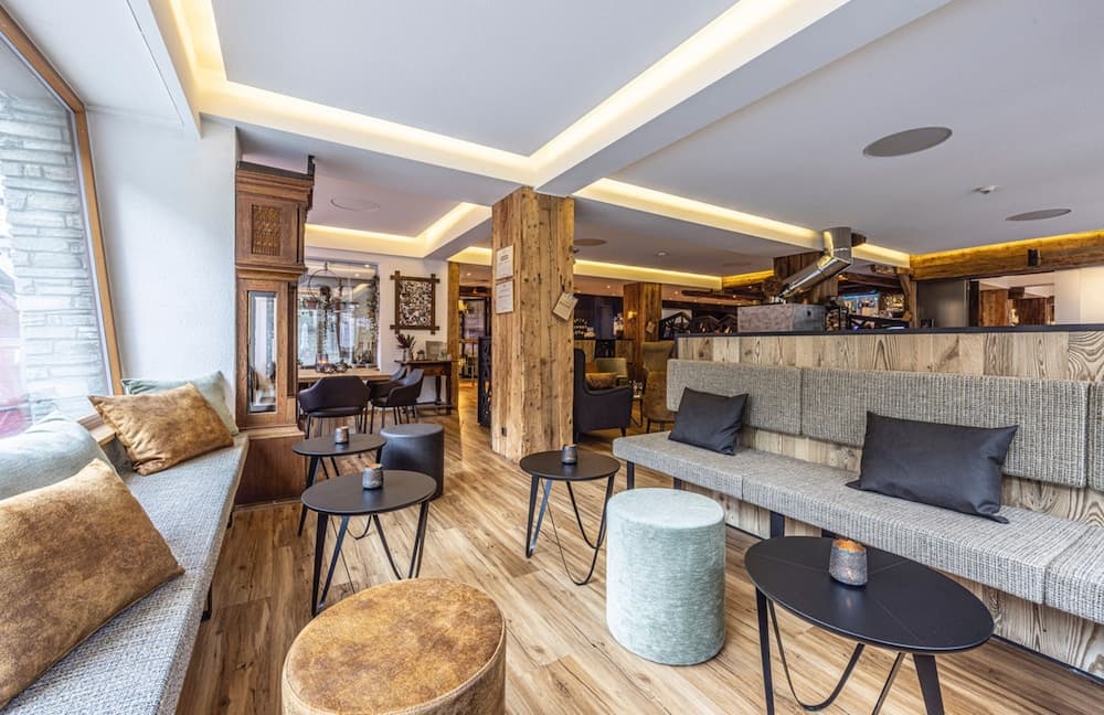 Lobby lounge