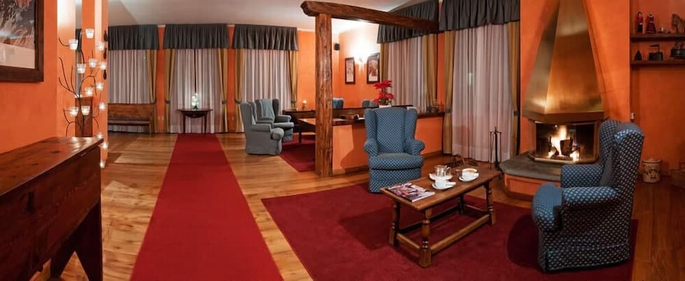 Lobby lounge