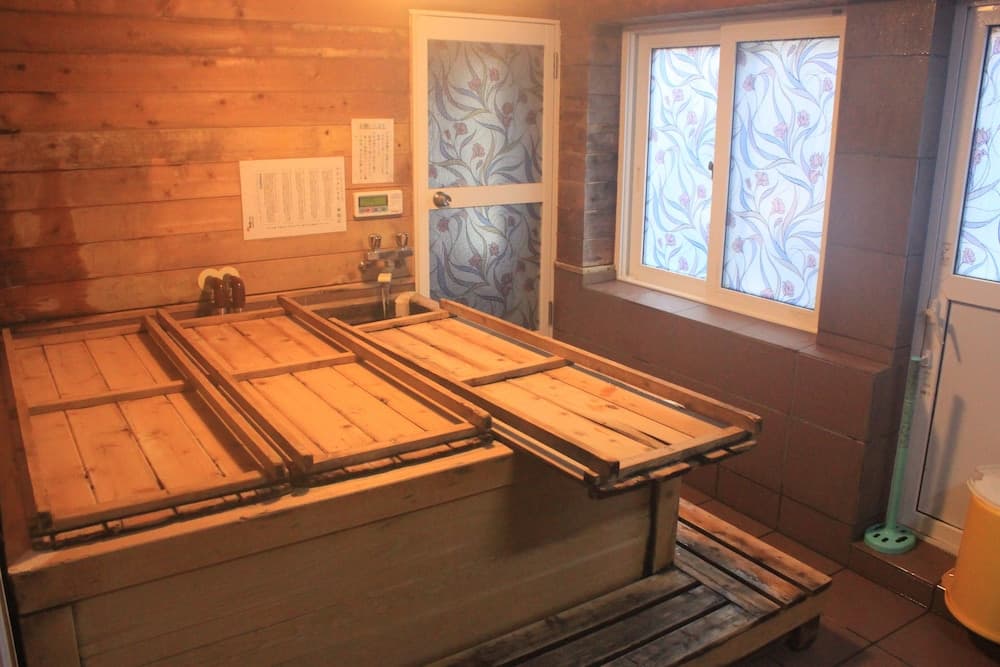 Deep soaking bathtub