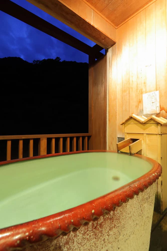Deep soaking bathtub