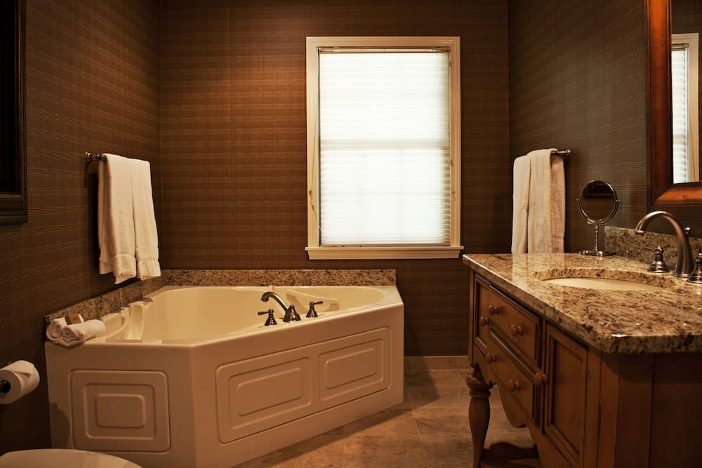 Jetted tub