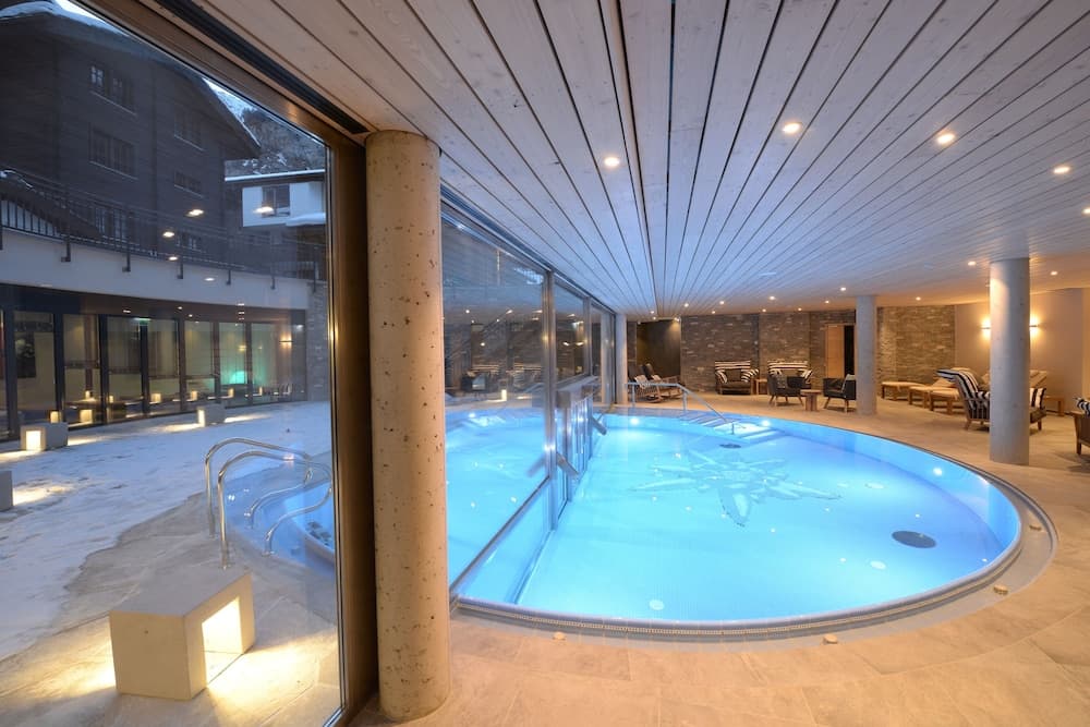 Indoor/outdoor pool