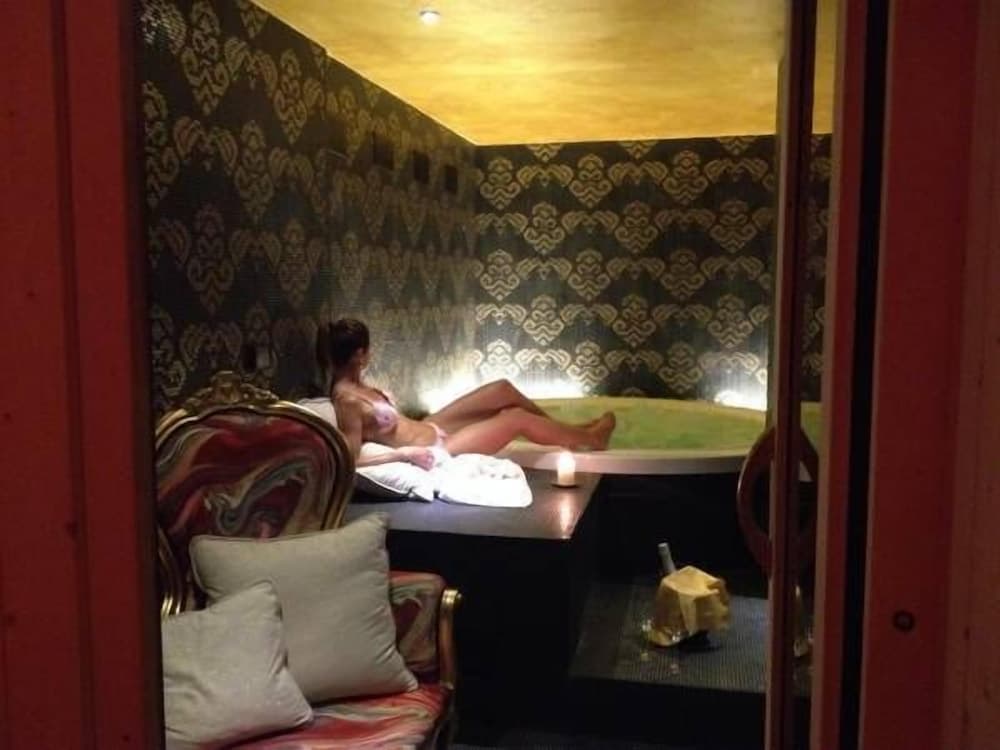 Indoor spa tub
