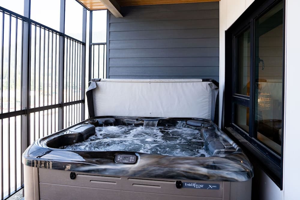 Private spa tub